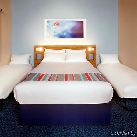 Travelodge Battersea London Bagian luar foto
