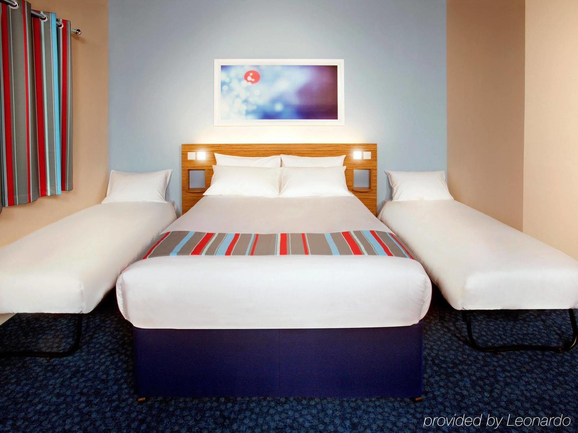 Travelodge Battersea London Bagian luar foto