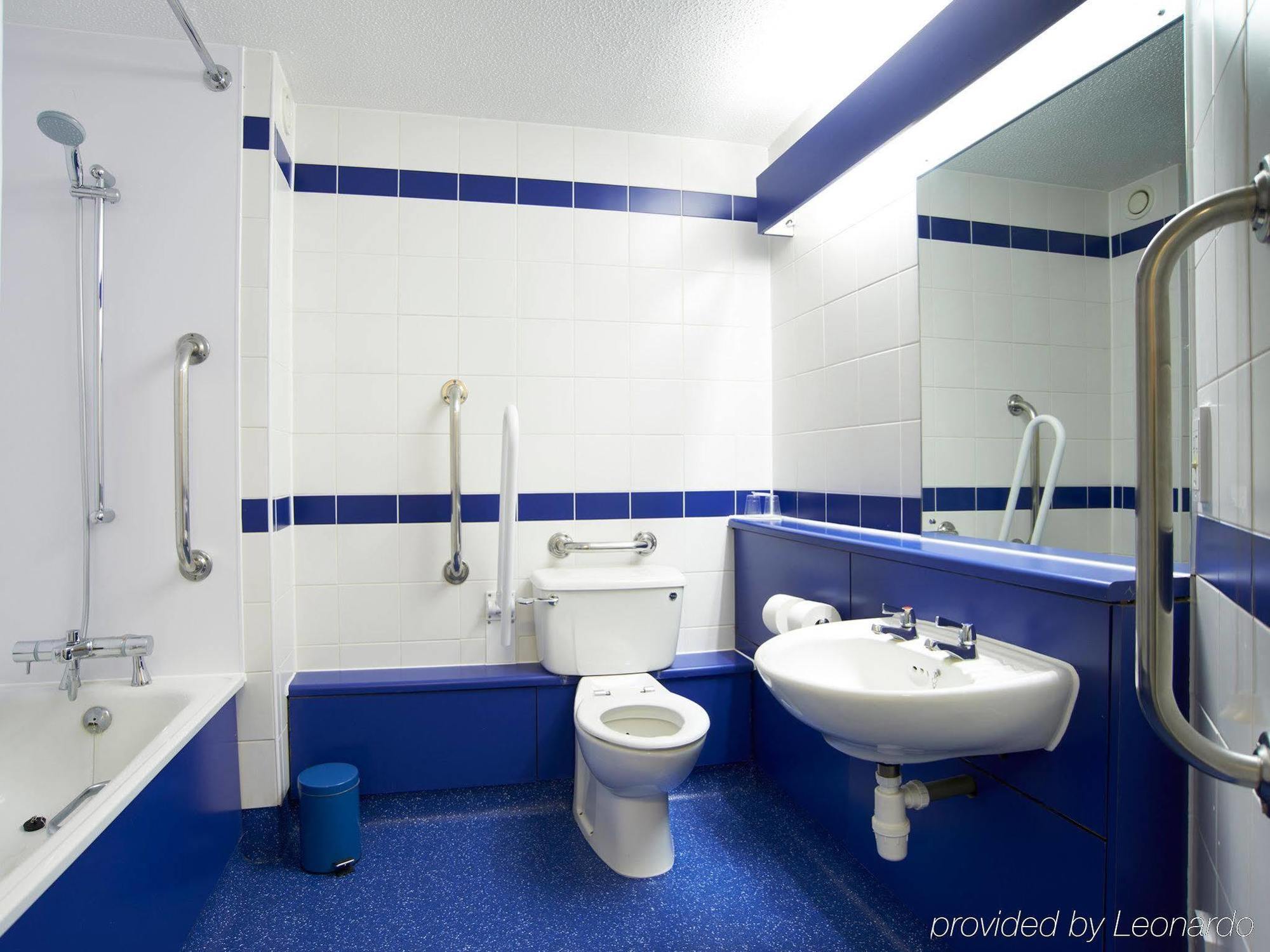Travelodge Battersea London Bagian luar foto