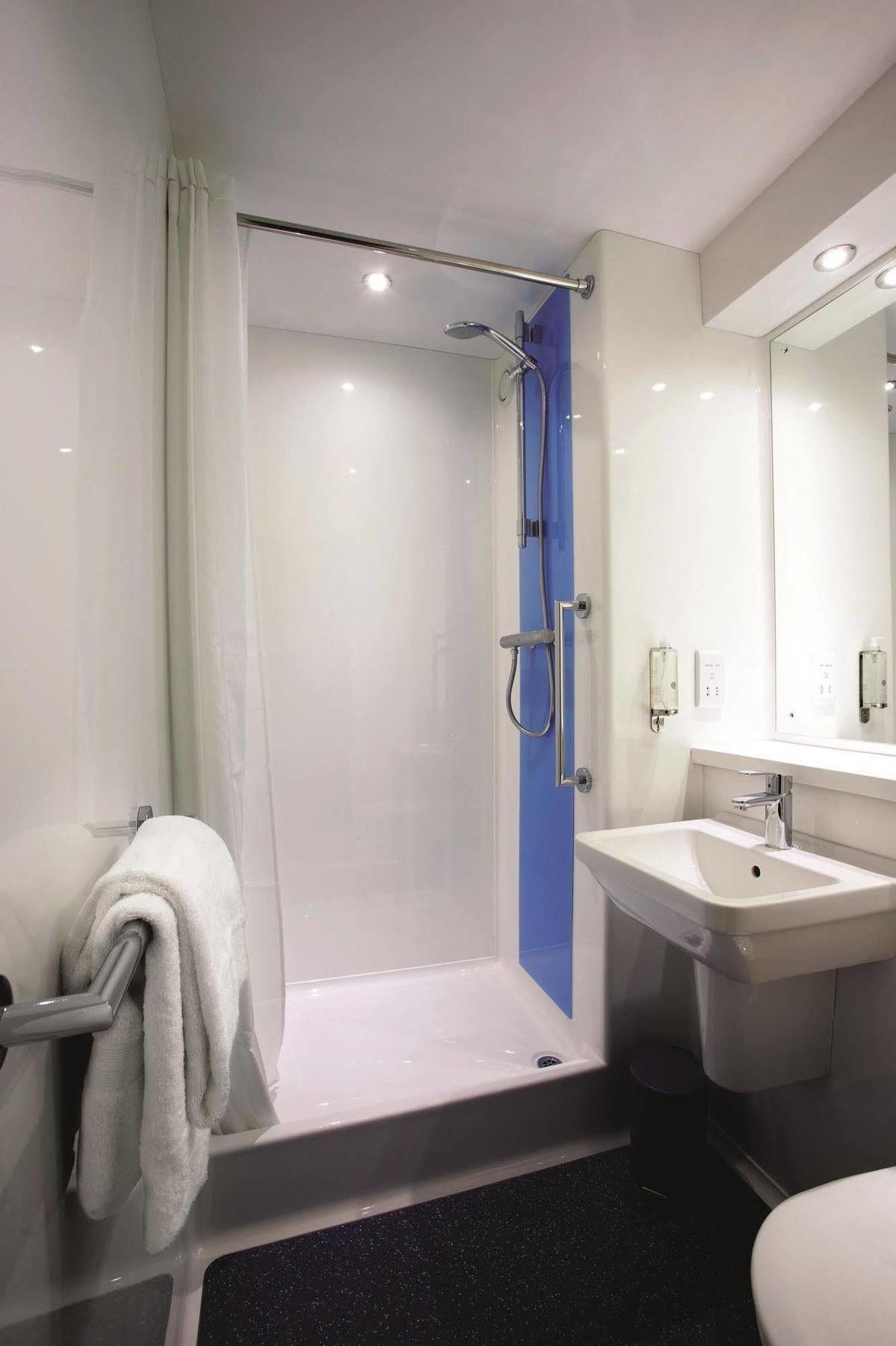 Travelodge Battersea London Bagian luar foto